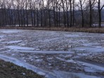 Kusy ledu plovoucí po řece Morava v době oblevy, která přišla po dlouhém období mrazů.