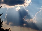 Presvitajúce slnečné lúče spoza kopovitej oblačnosti druhu cumulus congestus na konci septembra 2006.