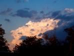Prerastajúci cumulonimbus calvus do búrkového štádia pred západom Slnka.