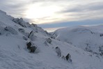 Pohled na Studniční horu (1554 m.n.m.) ve své plné mrazivé kráse ze svahu Sněžky 12.1. v 1709