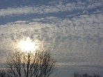 Zoskupenie oblakov altocumulus s presvitajúcim slnečným kotúčom, 21.2.2009.