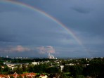 Letní duha nad městskou čtvrtí.