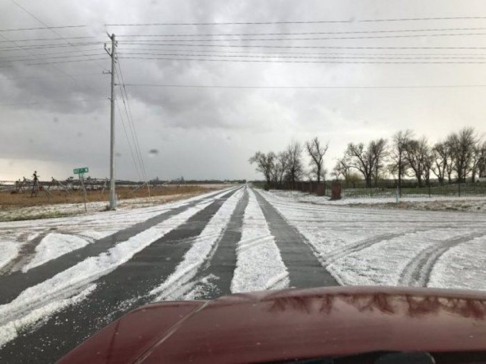 Kroupy pokryly v pátek večer silnice u Halsteadu ve státě Kansas.