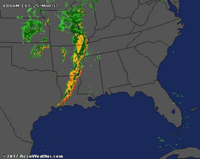 Radarový snímek pásu bouřek na jihu USA ve 4 hodiny ráno místního času