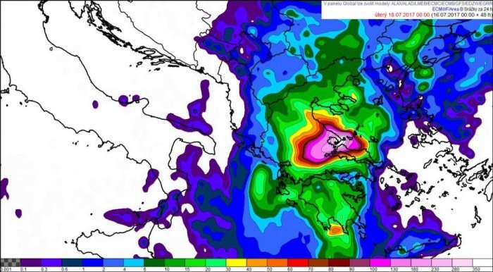 Předpověď 24-hodinových úhrnů srážek pro Řecko a Itálii modelu Evropského centra pro střednědobou předpověď z 00 UTC na zítřek 17. 7. 2017