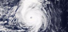 Hurikán Ophelia míří na Irsko, čekají se nárazy až 36 m/s