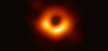První fotografie černé díry podporuje Einsteinovu teorii