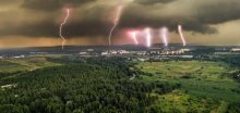 Snímek šesti blesků, které současně udeřily do polského města Chrzanów