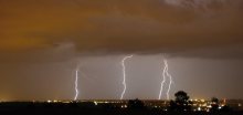 Čechy zasáhnou silné bouřky, v nárazech vítr může dosáhnout až 90 km/h