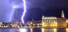 Fotografie: pobřeží Chorvatska zasáhla bouřka