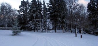 Sníh a vítr stále komplikují dopravu hlavně v