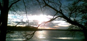 Bruslařská dráha na Lipně je mimo provoz, pod sněhem